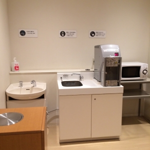 シンク、お湯、レンジ、オムツ用ゴミ箱。