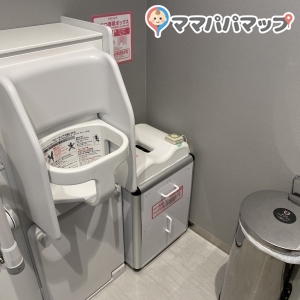 赤ちゃん用の椅子とオムツ用ゴミ箱。銀色のはペーパータオル用。