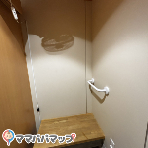 授乳室のマークが小さくてわかりにくかった。床は清掃が行き届いていない感じがしたが、椅子やオムツ台は問題なし。広さは十分で荷物も置けた。ベビーカーも入れそう。