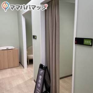 授乳室入り口。左側にも2室の計4室と、スケールが1台あります。