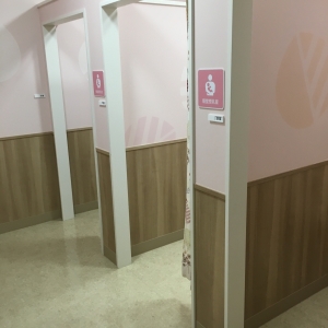 イオンタウンユーカリが丘(西館 1階)の授乳室・おむつ替え台の写真(1枚目)