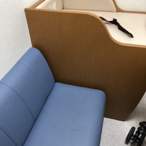 トイレ横に個室の授乳室がありました。一人用です。ベビーカーも一緒に入るとギリギリです。