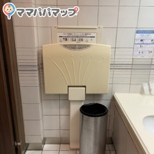 女性トイレの中のオムツ台