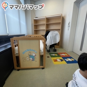 とても広くてベビーカーも余裕で入れます。上の子も図書館の本を持ち込んで、授乳中は本を見て過ごすことができました。蒸し暑い日でしたが、授乳室はとても涼しくて快適でした。