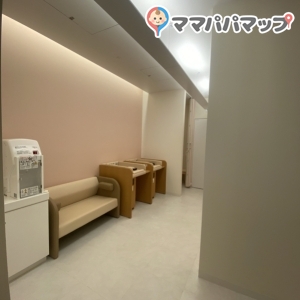 ベンチとオムツ替え台