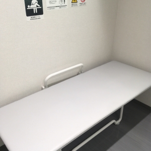 授乳室は救護室も兼ねているので多目的シートもあります