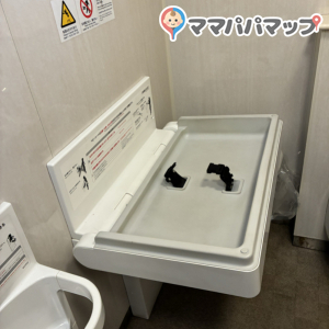 新世界ゲート横トイレの授乳室・おむつ替え台の写真(1枚目)