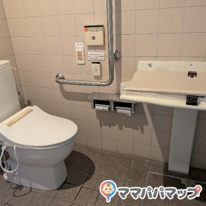 すぽーてぃあ(1F)のオムツ替え台情報 画像1