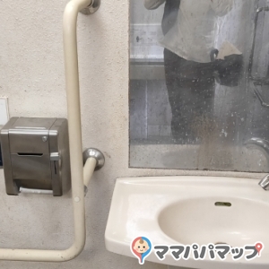 南千住第四児童遊園 多機能トイレのオムツ替え台情報 画像1