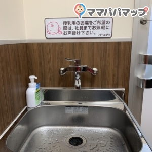 店舗入口すぐ右にドアがあります！入ってすぐ手洗い場あり、ミルク用のお湯は店員さんに声をかけるともらえます!!