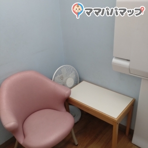 個室の授乳室です。椅子と小さいテーブルがありました。