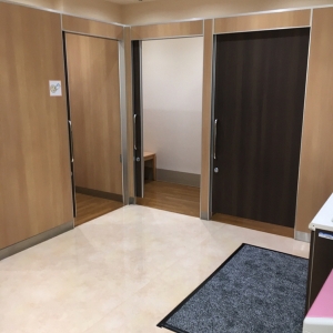 授乳室は3つで鍵がかかります。広め。