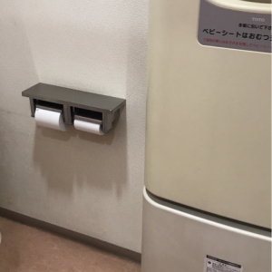 授乳スペースの奥にトイレあり。