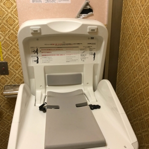 多目的トイレ内のおむつ交換台