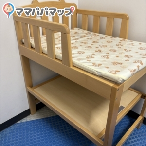 ベッドはビニールで覆われており、持参の除菌シートで拭いて使用しました。以前より改善されているのかもしれません。