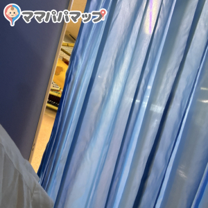 授乳室とオムツ替えが同じスペースにあり、仕切りとしてカーテンもありますが、隙間が開いてしまいます。気になる人は気にしちゃうと思います<span class="emoji emoji1f4a6"></span>人が平日は特に少ないので私はそこまで気にしませんでした。
