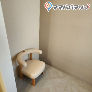 授乳室2部屋あります！どちらも窓があって圧迫感ないですが、物を置く場所がないのが残念です。夏は空調だけなんでしょうか？