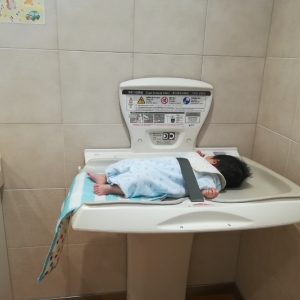 おむつ交換台と洗面台の隙間が少し狭いです。