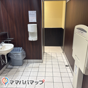 女性トイレのおむつ替え台