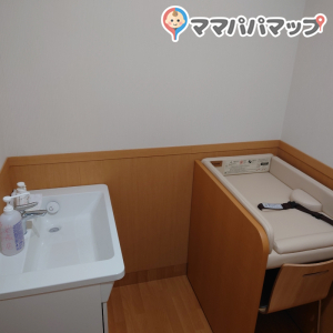 ケーズデンキ岩塚店(1F)の授乳室・オムツ替え台情報 画像2