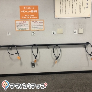 お部屋の外にあるベビーカー置場