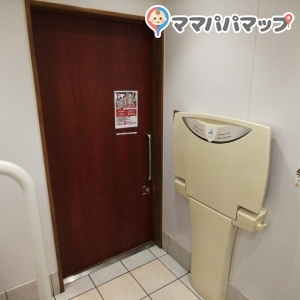 ビッグボーイ 入間藤沢店(多目的トイレ)のオムツ替え台情報 画像1