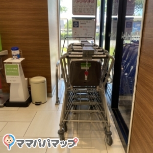 100円コイン式でベビーカーを借りられます。側にはウェットティッシュもあるので拭けていい感じ。でも片手に赤ちゃん抱っこしてだと少し大変。あらかじめ取り出しやすい場所に100円を用意しておくことをおすすめします。