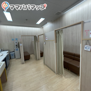 全体の雰囲気。平日利用で混んでません。