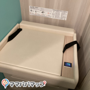 おむつ替え台は体重計になってます。