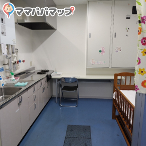 左手に衝立と手洗い場、その奥にベビーベッドあり。