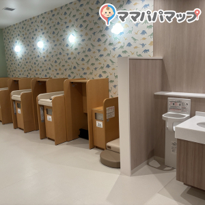 おむつ替えスペースもあり、ゴミ箱もあります