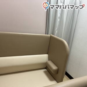 奥の席は壁にフックがあり、荷物がいっぱいでも掛けられてよかったです。