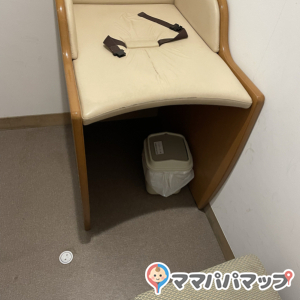 おむつ替えベットと椅子が個室内にあり、使いやすかったです