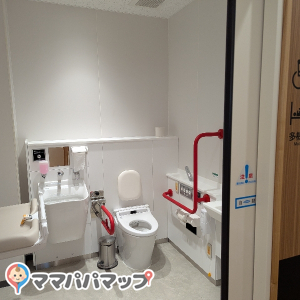 多目的トイレ内にもオムツ交換台あります。