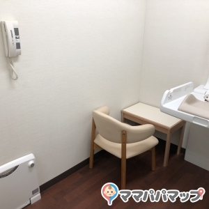 授乳スペースには授乳椅子とオムツ交換台が付いていて使いやすい