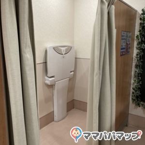 女性トイレ内にあります。トイレ自体が建物の外にあり、扉がありません。冬場は寒いと思います。トイレに入ってもカーテン一枚で仕切られてるだけです。急遽利用したので助かりましたが外からの足音が聞こえてくるので落ち着いて授乳ができませんでした。 授乳後にそのままおむつ替えができる点は良かったです。