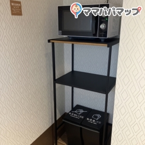 アンパンマンの自販機の前に電子レンジがあります