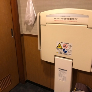 左側が女子トイレのドア、右側はトイレの個室が2つあります