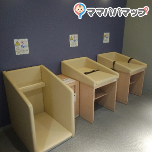 ２階中央トイレ横オムツ替えスペース