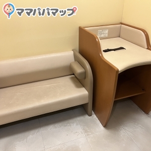 鍵がかかる個室の中には2人掛けソファとおむつ台。男性も入れます。