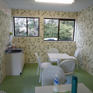 ミルク用の80℃のお湯が出る流し。机と椅子が並んでいます。男性も利用できます。