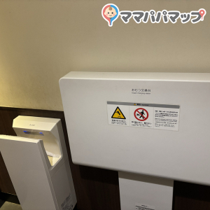 スターバックスコーヒー 南青山二丁目店(1F)の授乳室・おむつ替え台の写真(1枚目)