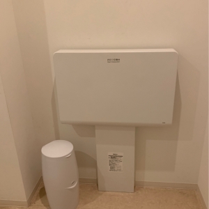多目的トイレ内にオムツ替え台とゴミ箱