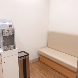 調乳スペース横にベンチ