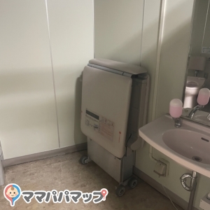 引き伸ばすと寝台のようになります。授乳、おむつ替えできました。