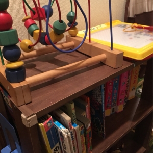 店主さんご子息が使ってらしたおもちゃや絵本もいろいろあります。