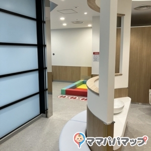 奥にプレイエリアがあります