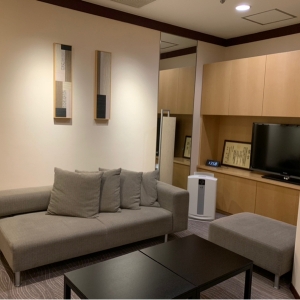 ゆったりとしたお部屋で授乳はソファで広々使える