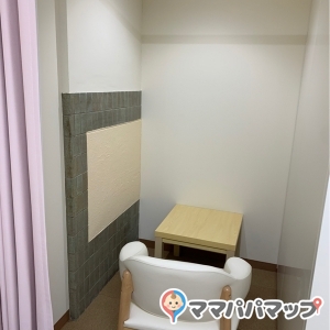 机と椅子が新しくなっていました。椅子はゆっくり座れてキレイでしたよ。地下は静かで授乳も落ち着いてできます。