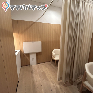 とてもきれい！その他に女子トイレにも男子トイレにもおむつ替えの台があった。